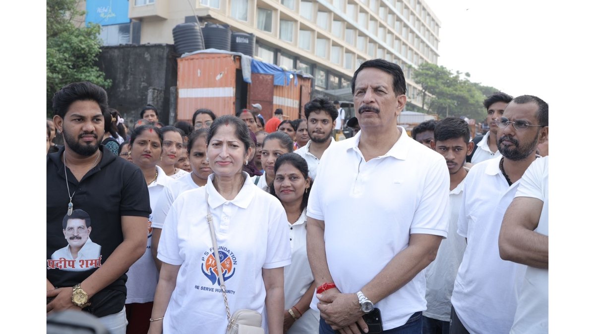 Successful Beach Clean-Up Drive at Juhu Beach Organized by PS Foundation