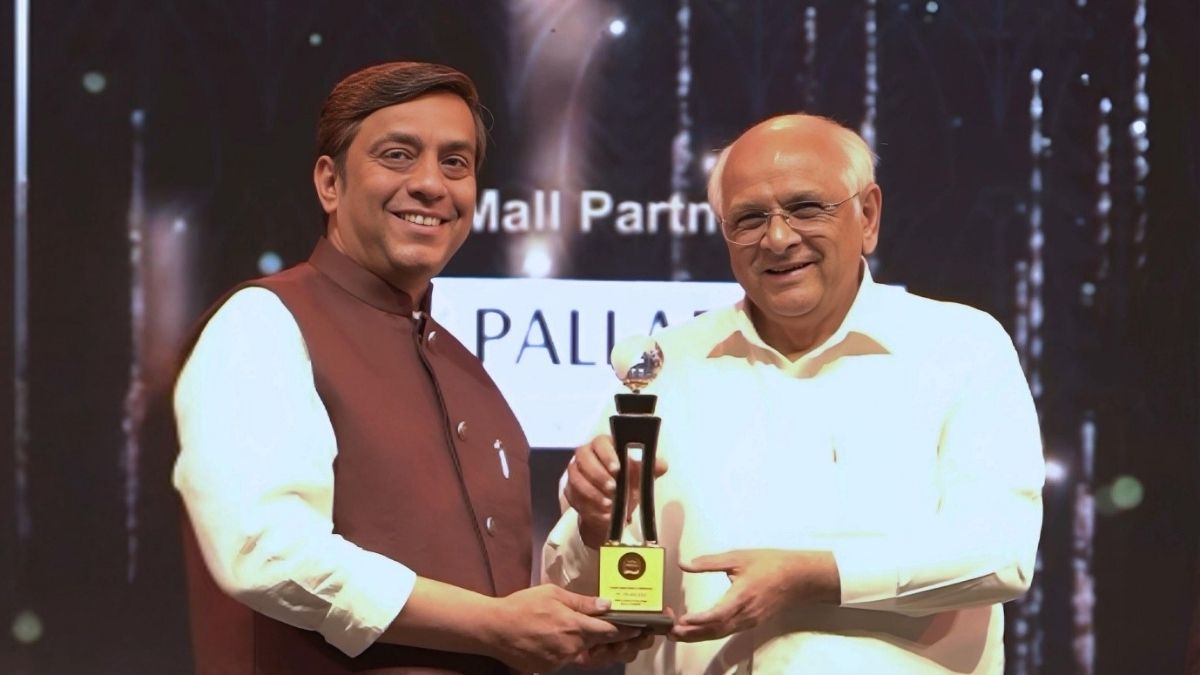 Maulik Bhatt Presented With the “Pride of Gujarat–Most Trusted Astrology Guru” Award from CM Bhupendra Patel